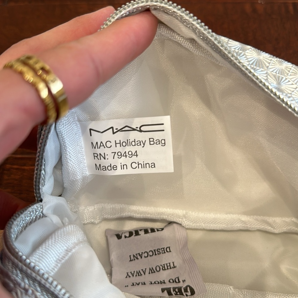 M.A.C. Make up bag , eyeshadow and magic extension - Picture 8 of 8